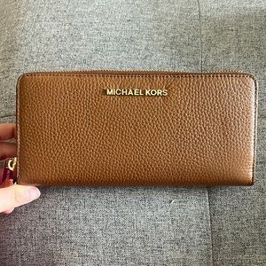 Brand new Michael Kors wallet. Never used, still with the tag attached!